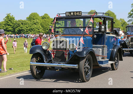 Austin 12/4 taxi (1934). Châtaignier dimanche 6 mai 2018. Bush Park, Hampton court, London Borough of Richmond upon Thames, Angleterre, Grande-Bretagne, Royaume-Uni, Royaume-Uni, Europe. Parade de véhicules vintage et classiques et expositions avec attractions foraines et reconstitutions militaires. Crédit : Ian Bottle/Alamy Live News Banque D'Images