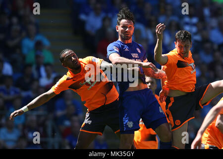 Cardiff, Royaume-Uni. 6 mai, 2018. Sean Morrison, de Cardiff City © est un débordement. Match de championnat Skybet EFL, Cardiff City v lecture à la Cardiff City Stadium le dimanche 6 mai 2018. Ce droit ne peut être utilisé qu'à des fins rédactionnelles. Usage éditorial uniquement, licence requise pour un usage commercial. Aucune utilisation de pari, de jeux ou d'un seul club/ligue/dvd publications. Photos par Andrew Andrew/Verger Verger la photographie de sport/Alamy live news Banque D'Images