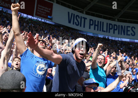 Cardiff, Royaume-Uni. 6 mai, 2018. Cardiff City fans célèbrent la promotion à la Premier League. Match de championnat Skybet EFL, Cardiff City v lecture à la Cardiff City Stadium le dimanche 6 mai 2018. Ce droit ne peut être utilisé qu'à des fins rédactionnelles. Usage éditorial uniquement, licence requise pour un usage commercial. Aucune utilisation de pari, de jeux ou d'un seul club/ligue/dvd publications. Photos par Andrew Andrew/Verger Verger la photographie de sport/Alamy live news Banque D'Images