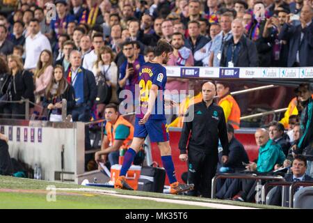 Espagne - 6 mai : le milieu de terrain du FC Barcelone Sergi Roberto (20) expulsé pendant le match entre le FC Barcelone contre le Real Madrid pour le cycle 36 de la Liga Santander, joué au Camp Nou le 6 mai 2018 à Barcelone, Espagne. (Crédit : Mikel Trigueros /Urbanandsport / Presse Presse Cordon Cordon) Banque D'Images