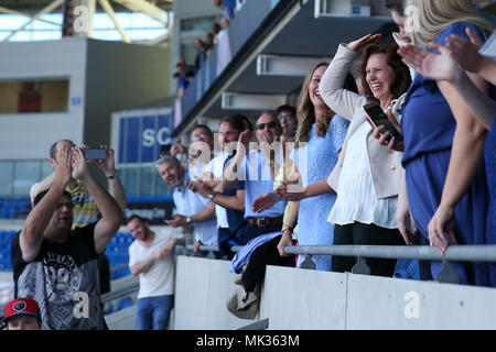 Cardiff, Royaume-Uni. 6 mai, 2018. Sharon Warnock (en haut blanc, 2ème à droite ), l'épouse de Cardiff City manager Neil Warnock célèbre vers les fans après le match. Match de championnat Skybet EFL, Cardiff City v lecture à la Cardiff City Stadium le dimanche 6 mai 2018. Ce droit ne peut être utilisé qu'à des fins rédactionnelles. Usage éditorial uniquement, licence requise pour un usage commercial. Aucune utilisation de pari, de jeux ou d'un seul club/ligue/dvd publications. Photos par Andrew Andrew/Verger Verger la photographie de sport/Alamy live news Banque D'Images