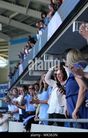 Cardiff, Royaume-Uni. 6 mai, 2018. Sharon Warnock (en haut blanc, 2ème à droite ), l'épouse de Cardiff City manager Neil Warnock célèbre vers les fans après le match de Cardiff.EFL Skybet match de championnat, Cardiff City v lecture à la Cardiff City Stadium le dimanche 6 mai 2018. Ce droit ne peut être utilisé qu'à des fins rédactionnelles. Usage éditorial uniquement, licence requise pour un usage commercial. Aucune utilisation de pari, de jeux ou d'un seul club/ligue/dvd publications. Photos par Andrew Andrew/Verger Verger la photographie de sport/Alamy live news Banque D'Images