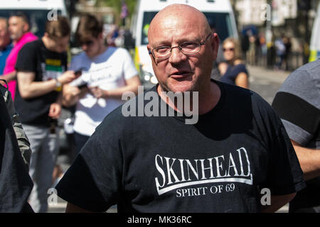 Londres, Royaume-Uni. 6 mai, 2018. Les partisans de l'extrême-droite Football Alliance Démocratique Lads observer anti-raciste et anti-fascistes maintenant une contre-manifestation à l'CDCPPS "journée de la liberté" dans Whitehall à laquelle l'ancien chef de la Ligue de défense anglaise Tommy Robinson était prévu pour intervenir. Credit : Mark Kerrison/Alamy Live News Banque D'Images