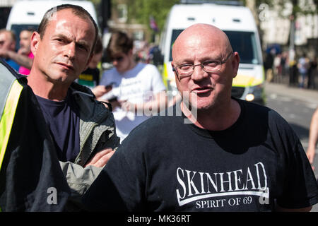 Londres, Royaume-Uni. 6 mai, 2018. Les partisans de l'extrême-droite Football Alliance Démocratique Lads observer anti-raciste et anti-fascistes maintenant une contre-manifestation à l'CDCPPS "journée de la liberté" dans Whitehall à laquelle l'ancien chef de la Ligue de défense anglaise Tommy Robinson était prévu pour intervenir. Credit : Mark Kerrison/Alamy Live News Banque D'Images