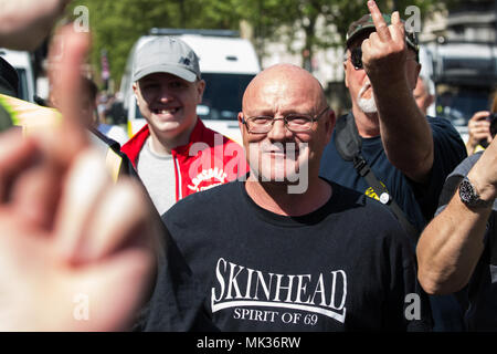 Londres, Royaume-Uni. 6 mai, 2018. Anti-fascistes et des partisans de l'extrême-droite Football Alliance Démocratique Lads geste à l'autre sur le périmètre de l'CDCPPS "journée de la liberté" dans Whitehall à laquelle l'ancien chef de la Ligue de défense anglaise Tommy Robinson était prévu pour intervenir. Credit : Mark Kerrison/Alamy Live News Banque D'Images