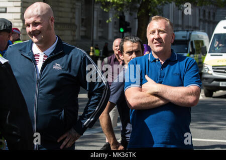 Londres, Royaume-Uni. 6 mai, 2018. Les partisans de l'extrême-droite Football Alliance Démocratique Lads observer anti-raciste et anti-fascistes maintenant une contre-manifestation à l'CDCPPS "journée de la liberté" dans Whitehall à laquelle l'ancien chef de la Ligue de défense anglaise Tommy Robinson était prévu pour intervenir. Credit : Mark Kerrison/Alamy Live News Banque D'Images