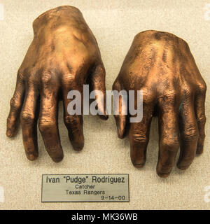 Dallas, Texas, USA. 06 mai, 2018. Les mains bronzées de Baseball Hall of Famer IVAN 'PUDGE RODRIGUEZ'' sur l'affichage à la George W. Truett Memorial Hospital au Baylor University Medical Center. Le moulage en bronze plus de 100 mains de personnes bien connues dans les domaines de la politique, les sports, les arts et l'exploration ont été le travail de chirurgien orthopédique Adrian E. Flatt (1921-2017), dont la spécialité est la chirurgie de la main. Crédit : Brian Cahn/ZUMA/Alamy Fil Live News Banque D'Images