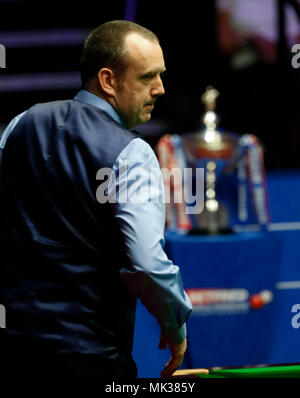 Sheffield. 6 mai, 2018. Mark Williams de galles réagit au cours de match final contre John Higgins, de l'Écosse au World Snooker Championship 2018 au théâtre Crucible à Sheffield, en Grande-Bretagne le 6 mai 2018. Credit : Han Yan/Xinhua/Alamy Live News Banque D'Images