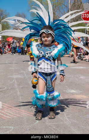 MINNEAPOLIS - 6 mai 2018 : Un enfant non identifié en robe aztèque traditionnel sourit pour l'appareil photo pendant chaque année Minneapolis peut Day Parade. Organisée par dans le coeur de la bête et de marionnettes, théâtre de masque le défilé, cérémonie, et festival en est à sa 44e année. Credit : Nicholas Neufeld/Alamy Live News Banque D'Images