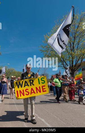 MINNEAPOLIS - 6 mai 2018 : Un vétéran militaire s'exprime contre la guerre à Minneapolis' Day Parade peut chaque année. Organisée par dans le coeur de la bête et de marionnettes, théâtre de masque le défilé, cérémonie, et festival en est à sa 44e année. Credit : Nicholas Neufeld/Alamy Live News Banque D'Images