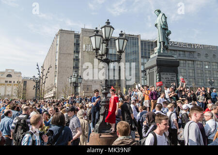 Vue générale de la foule de manifestants lors de la manifestation. Les partisans de l'opposition se sont réunis le samedi à la place Pouchkine à Moscou pour assister à un rassemblement anti-Poutine non autorisée en vue de la prochaine cérémonie d'inauguration dans un quatrième mandat. Banque D'Images