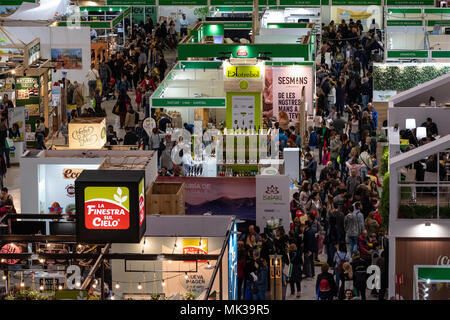 Vue générale de la bioculture, Foire des produits biologiques et de la consommation responsable à Barcelone. BioCultura, la Foire des produits biologiques et de la consommation responsable célèbre son 25e anniversaire. Elle rassemblera plus de 700 exposants dédié à les secteurs de l'alimentation bio, cosmétiques bio, la mode durable, sûr, responsable d'accueil le tourisme, l'artisanat et les ONG. Parallèlement à l'exposition plus de 400 activités seront organisées et devrait dépasser les 72 000 visiteurs. Elle se tiendra du 3 au 6 mai au Palau Sant Jordi de Barcelone. Banque D'Images