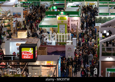 6 mai, 2018 - Barcelone, Catalogne, Espagne - vue générale de la bioculture, Foire des produits biologiques et de la consommation responsable à Barcelone. BioCultura, la Foire des produits biologiques et de la consommation responsable célèbre son 25e anniversaire. Elle rassemblera plus de 700 exposants dédié à les secteurs de l'alimentation bio, cosmétiques bio, la mode durable, sûr, responsable d'accueil le tourisme, l'artisanat et les ONG. Parallèlement à l'exposition plus de 400 activités seront organisées et devrait dépasser les 72 000 visiteurs. Elle se tiendra du 3 au 6 mai au Palau Sant Jordi de Barcelone. (Crédit de droit Banque D'Images