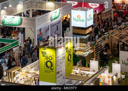 6 mai, 2018 - Barcelone, Catalogne, Espagne - vue générale de la bioculture, Foire des produits biologiques et de la consommation responsable à Barcelone. BioCultura, la Foire des produits biologiques et de la consommation responsable célèbre son 25e anniversaire. Elle rassemblera plus de 700 exposants dédié à les secteurs de l'alimentation bio, cosmétiques bio, la mode durable, sûr, responsable d'accueil le tourisme, l'artisanat et les ONG. Parallèlement à l'exposition plus de 400 activités seront organisées et devrait dépasser les 72 000 visiteurs. Elle se tiendra du 3 au 6 mai au Palau Sant Jordi de Barcelone. (Crédit de droit Banque D'Images