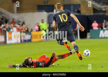 Toronto, ON, Canada. 4 mai, 2018. Ashtone Morgan ne un s'attaquer à Borek Dockal durant la saison régulière MLS 2018 match entre FC de Toronto (Canada) et l'Union de Philadelphie (USA) au BMO Field Crédit : Anatoliy Cherkasov SOPA/Images/ZUMA/Alamy Fil Live News Banque D'Images