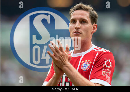 Bremen, Allemagne. 07Th Mai, 2018. Le FC Schalke 04 veut Sebastian RUDY (Bayern Munich), selon les médias, les mineurs sont intéressés par un prêt de Sebastian Rudy. Un premier contact devrait déjà avoir eu lieu. PHOTOMONTAGE. Archive Photo : Sebastian RUDY (M) des mains après la fin du jeu ; le football 1. Bundesliga, 2. Journée, Werder Brême (HB) - FC Bayern Munich (M) 0 : 2, 26/08/2017 à Brême/Allemagne. Utilisation dans le monde entier | Credit : dpa/Alamy Live News Banque D'Images