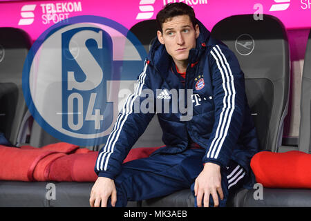 Le FC Schalke 04 veut Sebastian RUDY (Bayern Munich), selon les médias, les mineurs sont intéressés par un prêt de Sebastian Rudy. Un premier contact devrait déjà avoir eu lieu. PHOTOMONTAGE. Sebastian RUDY (FC Bayern Munich), banc de réserve, substituer banc, substitut, joueur de réserve, banc, supplément dvd, action, image unique, seule coupe motif, la moitié de la figure, la moitié de la figure. Soccer 1. Bundesliga, 12.journée, journée12, Bayern Munich (M) -FC Augsburg (A) 3-0, le 18/11/2017 à Munich/Allemagne, ALLIANZAREN A. Â utilisée dans le monde entier Banque D'Images