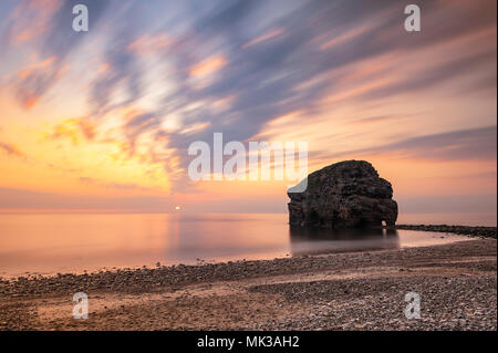 Marsden Rock, Royaume-Uni. 7 mai 2018. Météo France : un brillant et beau lever de soleil donnant sur Marsden Rock sur Début Mai jour férié lundi Crédit : James W. Fortune/Alamy Live News Banque D'Images