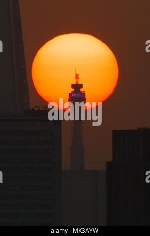 Londres, Royaume-Uni. 6 mai 2018. Le coucher du soleil derrière le shard London et BT Tower le soir avant le jour férié peut plus chaude est prévue lundi. Credit : Londres pix/Alamy Live News Banque D'Images