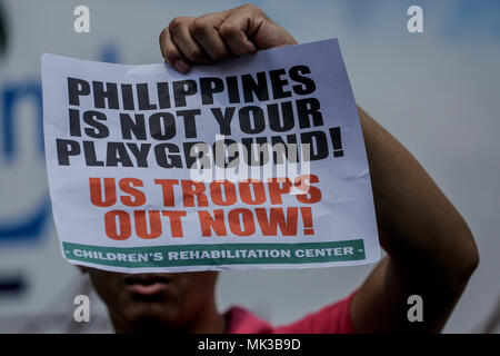 Quezon City, Philippines. 7 mai, 2018. Des groupes militants comme protestation contre les exercices militaires entre les Philippines et les États-Unis commence à camp Aguinaldo à Quezon City lundi. Le 7 mai 2018. Les groupes condamnent les jeux de guerre annuel fo intervenir dans des affaires politiques et militaires. Credit : Basilio H. Sepe/ZUMA/Alamy Fil Live News Banque D'Images