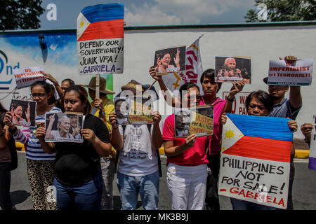 Quezon City, Philippines. 7 mai, 2018. Les activistes philippins tenir des pancartes comme ils protestent contre l'ouverture d'exercices militaires entre les Philippines et les États-Unis au camp Aguinaldo à Quezon City lundi. Le 7 mai 2018. Les groupes condamner l'assemblée annuelle des jeux de guerre pour intervenir dans les affaires politiques et militaires. Credit : Basilio H. Sepe/ZUMA/Alamy Fil Live News Banque D'Images