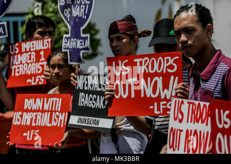 Quezon City, Philippines. 7 mai, 2018. Les activistes philippins tenir des pancartes comme ils protestent contre l'ouverture d'exercices militaires entre les Philippines et les États-Unis au camp Aguinaldo à Quezon City lundi. Le 7 mai 2018. Les groupes condamner l'assemblée annuelle des jeux de guerre pour intervenir dans les affaires politiques et militaires. Credit : Basilio H. Sepe/ZUMA/Alamy Fil Live News Banque D'Images