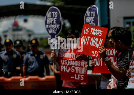 Quezon City, Philippines. 7 mai, 2018. Les activistes philippins tenir des pancartes comme ils protestent contre l'ouverture d'exercices militaires entre les Philippines et les États-Unis au camp Aguinaldo à Quezon City lundi. Le 7 mai 2018. Les groupes condamner l'assemblée annuelle des jeux de guerre pour intervenir dans les affaires politiques et militaires. Credit : Basilio H. Sepe/ZUMA/Alamy Fil Live News Banque D'Images