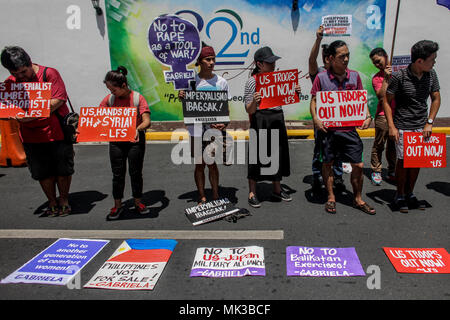 Quezon City, Philippines. 7 mai, 2018. Des groupes militants comme protestation contre les exercices militaires entre les Philippines et les États-Unis commence à camp Aguinaldo à Quezon City lundi. Le 7 mai 2018. Les groupes condamnent les jeux de guerre annuel fo intervenir dans des affaires politiques et militaires. Credit : Basilio H. Sepe/ZUMA/Alamy Fil Live News Banque D'Images