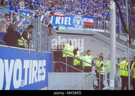 Düsseldorf, Deutschland. 06 mai, 2018. Les fans de Kiel essaie d'ouvrir un but, fan, fans, spectateurs, supporters, sympathisants, Platzsturm, football 2. Bundesliga, 33. Journée, Fortuna Dusseldorf (D) - Holstein Kiel (KI) 1 : 1, sur 06,052018 dans l'Esprit Arena à Düsseldorf/Allemagne. Utilisation dans le monde entier | Credit : dpa/Alamy Live News Banque D'Images