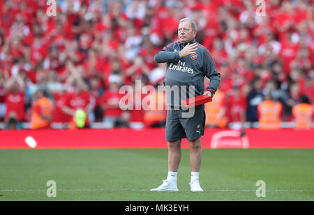 Kit d'Arsenal manager Vic Akers salue les fans après son dernier match à domicile avant de quitter le club au cours de la Premier League match à l'Emirates Stadium, Londres. Banque D'Images