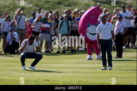 France's Mike Lorenzo-Vera réagir à Romain Wattel tourné sur le 4e trou lors de la deuxième journée du tournoi de golf Sixes au Centurion Club, St Albans. Banque D'Images