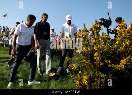 France's Mike Lorenzo-Vera et Romain Wattel parler le match répondant au sujet de leur atterrissage ballon dans les buissons sur le troisième trou au cours de la deuxième journée du tournoi de golf de l'Sixes au Centurion Club, St Albans. Banque D'Images