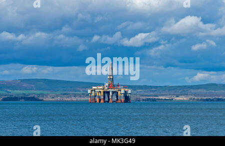 Estuaire de Cromarty ECOSSE UNE PLATEFORME PÉTROLIÈRE DÉSAFFECTÉE EN RÉPARATION AU LARGE AVEC DES COLLINES DERRIÈRE CROMARTY Banque D'Images