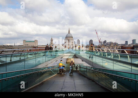 London, UK : Février 25, 2018 : les touristes traverser le Pont du Millénaire qui relie la ville de Londres avec Bankside entre la Cathédrale St Paul et la Tate Banque D'Images