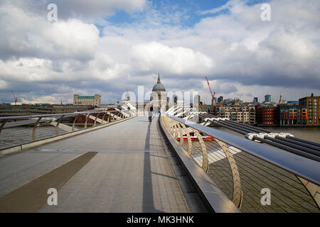 London, UK : Février 26, 2018 : les touristes traverser le Pont du Millénaire qui relie la ville de Londres avec Bankside entre la Cathédrale St Paul et la Tate Banque D'Images