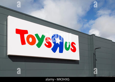 Swansea, Royaume-Uni : Mars 08, 2018 : Vue de face d'un magasin Toys R Us avec la fermeture des panneaux dans la fenêtre. Toys R Us Inc. est une base américaine jouet. Banque D'Images