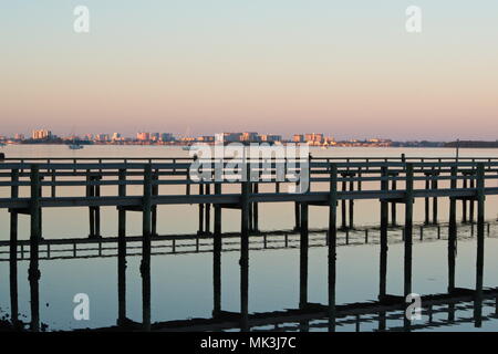 Coucher de soleil sur la baie de Clearwater, en Floride. Quais et jetées sur le premier plan d'eau de Dunedin, en Floride. Banque D'Images