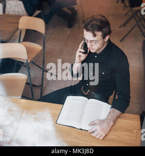 Jeune entrepreneur travaillant dans un café Banque D'Images