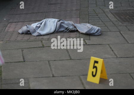 Un vêtement se situe sur la chaussée à l'intersection de Palmerston Road et de la rue High Street, à Wealdstone, dans le nord-ouest de Londres, après deux garçons, âgés de 12 et 15 ans, ont été abattus à deux endroits à proximité. Banque D'Images