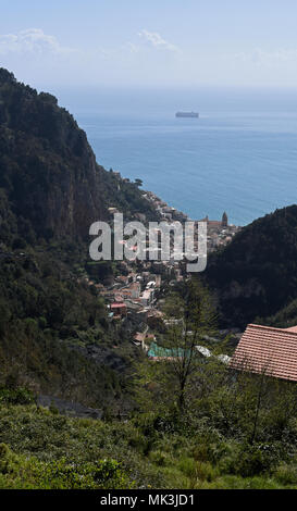 Balade dans la réserve naturelle de la Valle delle Ferriere Amalfi avec au loin, la Côte d'Amalfi, Italie Banque D'Images