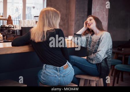 Deux amis appréciant café ensemble dans un café, assis à une table à discuter Banque D'Images