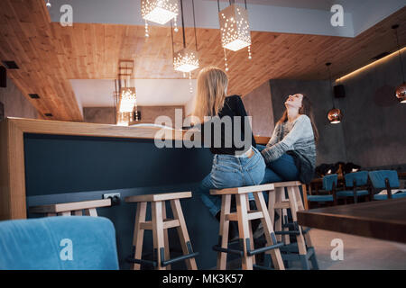 Deux amis appréciant café ensemble dans un café, assis à une table à discuter Banque D'Images