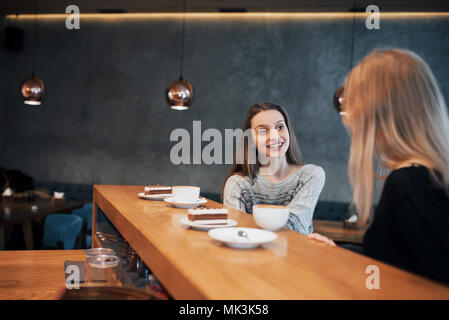 Deux amies à boire du café dans le café Banque D'Images