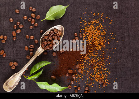 Différents types de café à partir de ci-dessus. Instant, granulé et les grains de café dans la cuillère. Banque D'Images