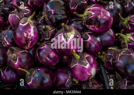 Aubergines dans les rues du célèbre marché Ballarò à Palerme, Sicile Banque D'Images