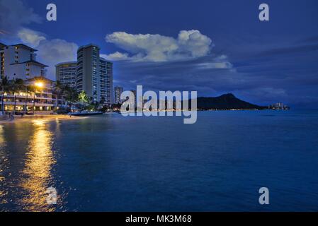 Moody photo de nuit de Waikiki d'Oahu à Hawaii. Banque D'Images