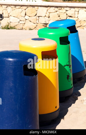 Bacs recicle sélective avec des couleurs différentes dans une plage de la Méditerranée Banque D'Images