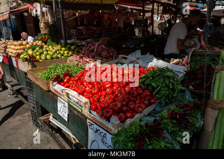 Fruits et légumes dans les rues de célèbre marché Ballarò à Palerme, Sicile Banque D'Images