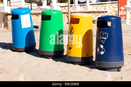 Bacs recicle sélective avec des couleurs différentes dans une plage de la Méditerranée Banque D'Images