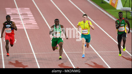 GOLD COAST, AUSTRALIE - 8 avril : Cejhae Greene, Enoch Olaoluwa Adegoke, Rohan Browning, Emanuel Archibald, en compétition dans le le 100 m au final semi- Banque D'Images